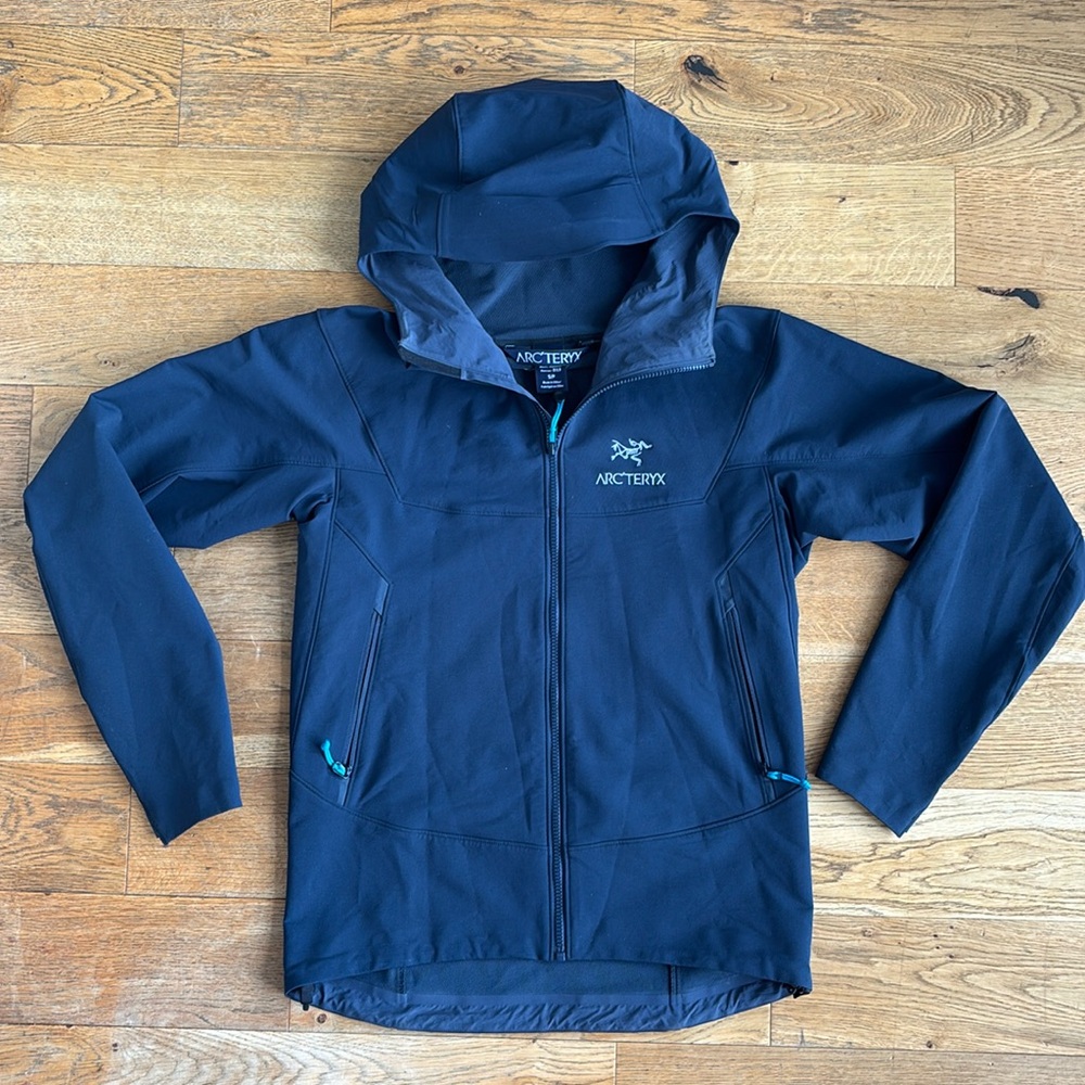 Men’s Arcteryx softshell jacket in dark blue